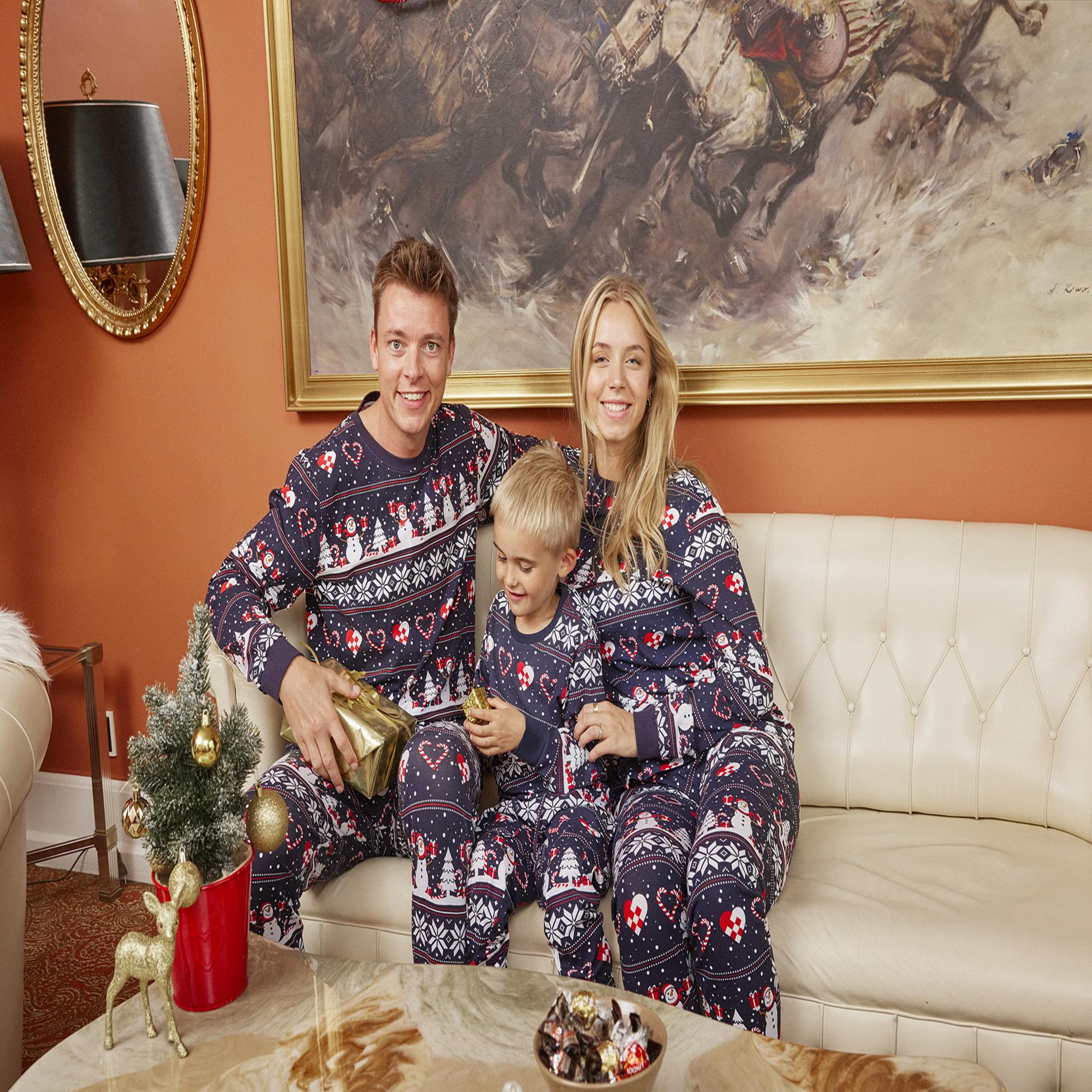 matching xmas pyjamas - Illustration